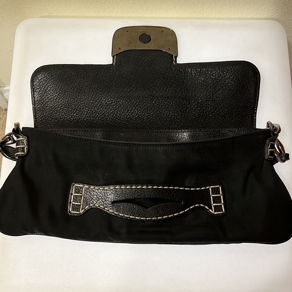 Tod’s black shoulder bag. - Picture 9 of 13